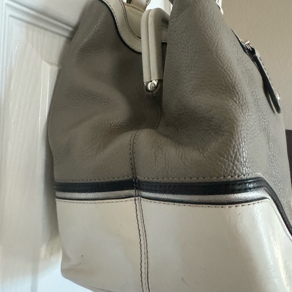 Coach F1032 gray white pebble leather shoulder bag preowned like new - Picture 3 of 7